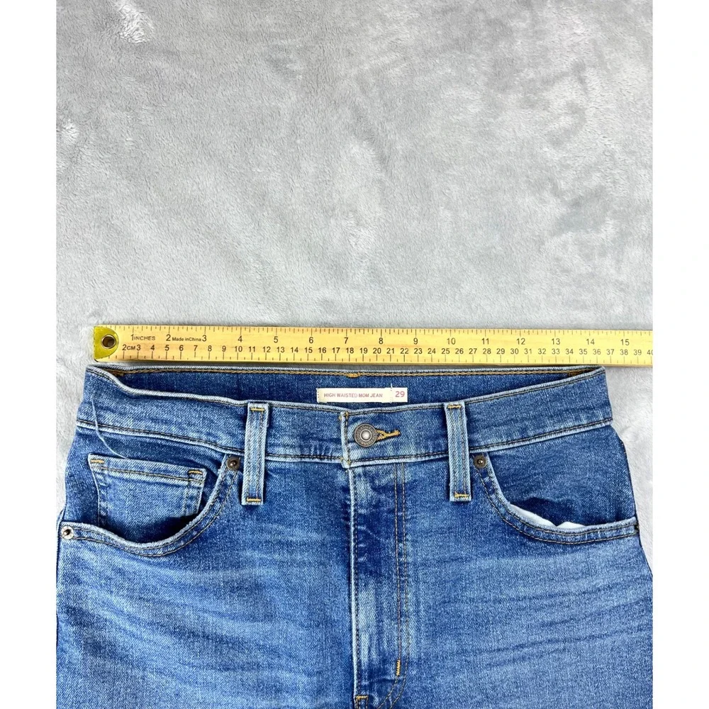 Levi's women's High Waisted Mom Jeans Medium Wash Size 29 - Picture 4 of 8